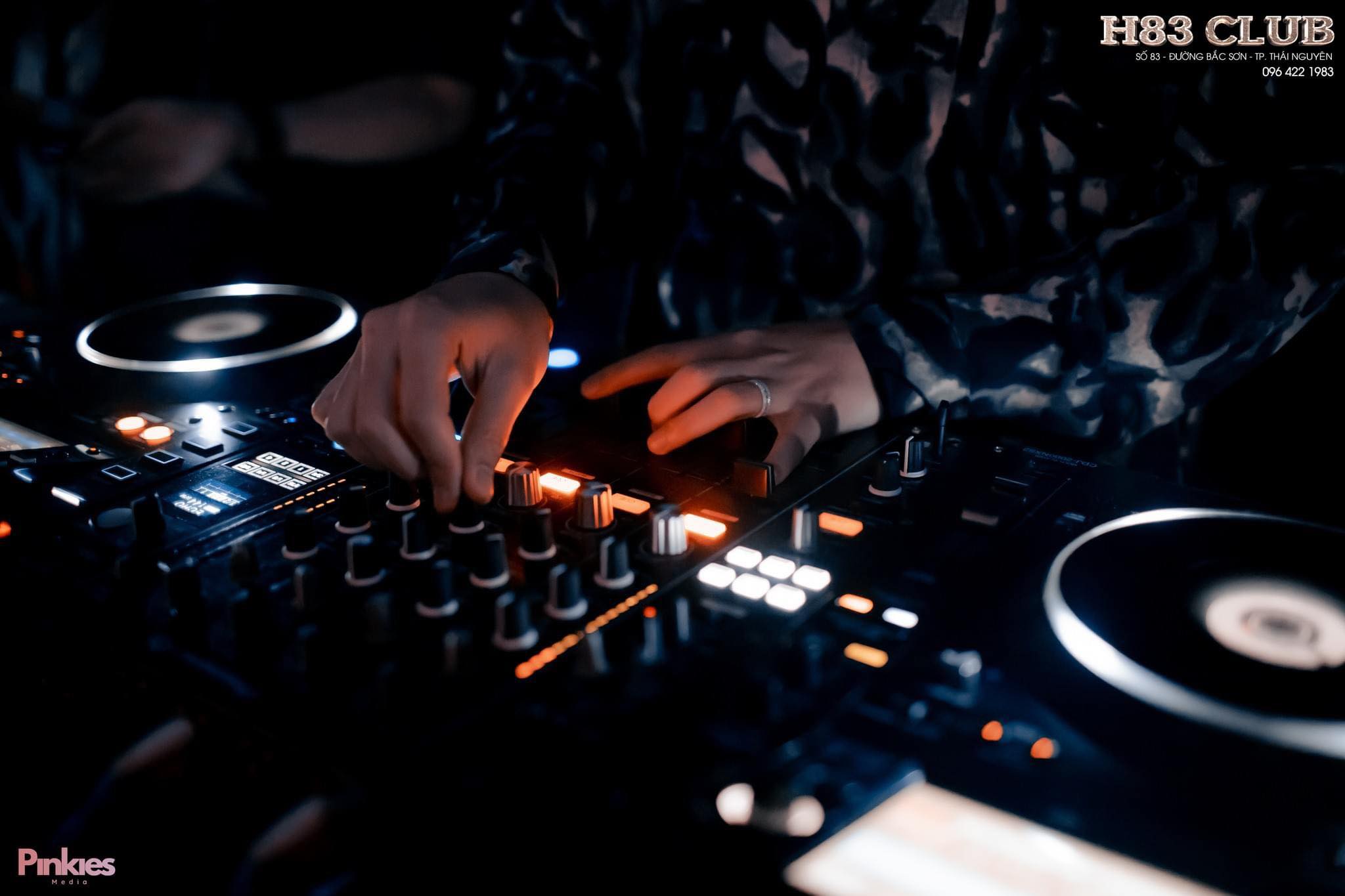 DJ Zuka biểu diễn tại câu lạc bộ